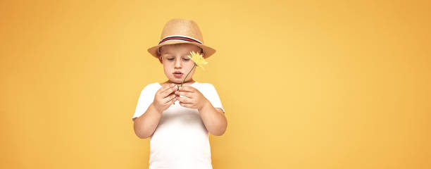 happy kid in summer hat smiling. - 16019 imagens e fotografias de stock