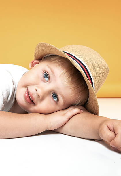 niño feliz en sombrero de verano sonriendo. - 16022 fotografías e imágenes de stock