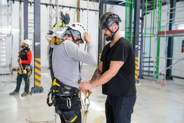 treinamento do técnico do acesso da corda - education high up sport sports helmet - fotografias e filmes do acervo