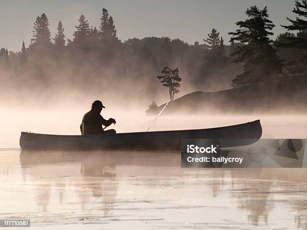 Photo libre de droit de Pêcheur banque d'images et plus d'images libres de droit de Brouillard - Brouillard, Faire du canoë, Activité de loisirs