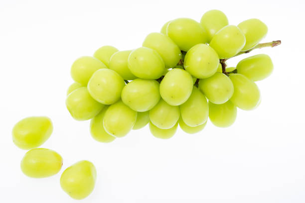 istock Shine muscat on white background 1177107766