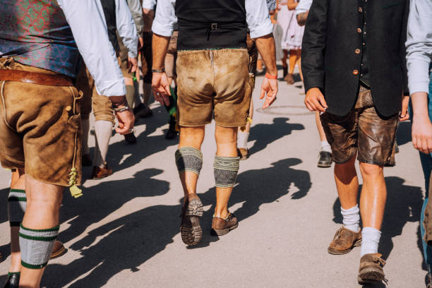 октоберфест, мюнхен, посетители, гуляя по ярмаркам пивного фестиваля - traditional clothing стоковые фото и изображения