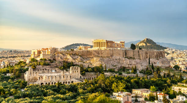 uitzicht op de akropolis van athene in griekenland - athens stockfoto's en -beelden