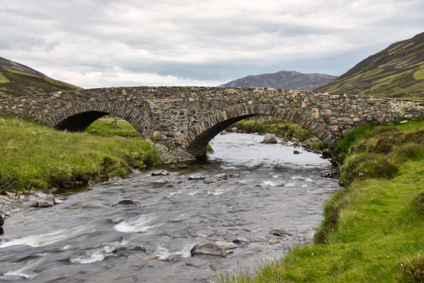 산속의 작은 강을 가로지르는 돌다리 - dee river scotland valley bridge 뉴스 사진 이미지