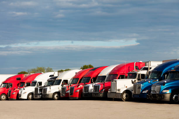 duża grupa półciężarówek zaparkowanych na przystanku truck stop, missouri - truck midwest usa usa day zdjęcia i obrazy z banku zdjęć