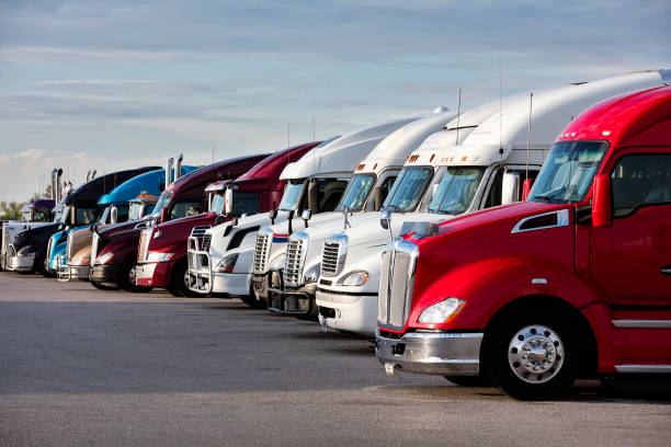 semi camion parcheggiati alla fermata del camion, missouri - fleet of vehicles foto e immagini stock