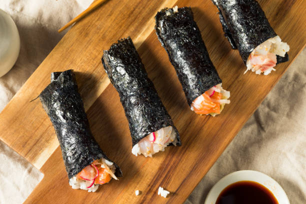 domowe sushi temaki rolki do rąk - handroll zdjęcia i obrazy z banku zdjęć