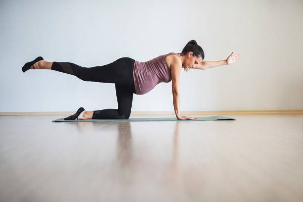 mujeres embarazadas haciendo pilates - human pregnancy yoga exercising prenatal care fotografías e imágenes de stock