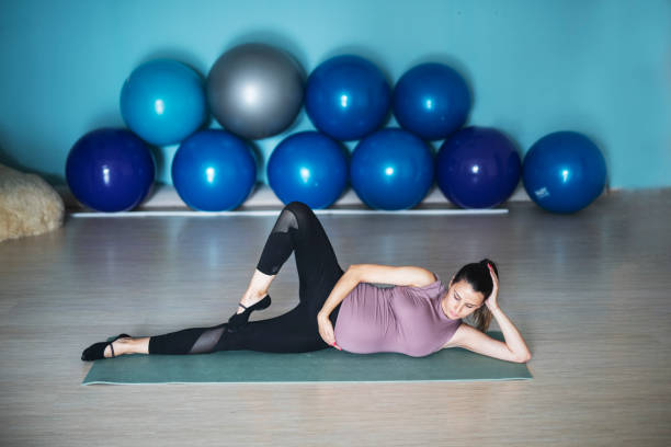 беременные женщины делают пилатес - human pregnancy prenatal care relaxation exercise ball стоковые фото и изображения
