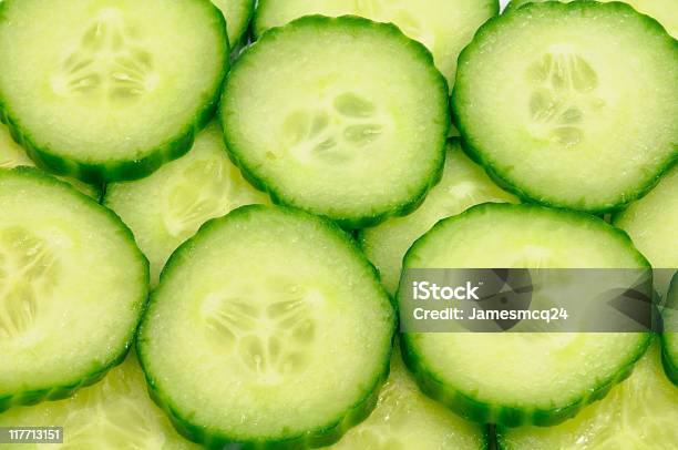 Pepinos - Fotografias de stock e mais imagens de Alimentação Saudável - Alimentação Saudável, Amontoar, Branco