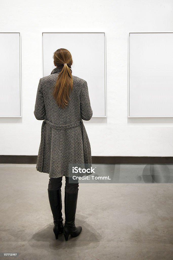 Femme dans une galerie - Photo de Femmes libre de droits