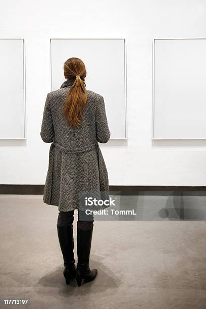 Photo libre de droit de Femme Dans Une Galerie banque d'images et plus d'images libres de droit de Femmes - Femmes, Regarder, Une seule femme