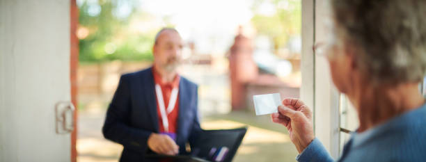 istock salesman at the door 1177139318