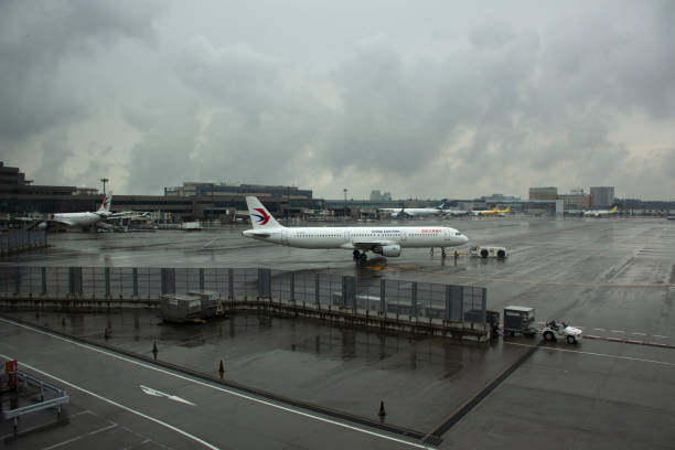aeroporto internazionale narita di chiba a tokyo, giappone - runway airport sky wet foto e immagini stock