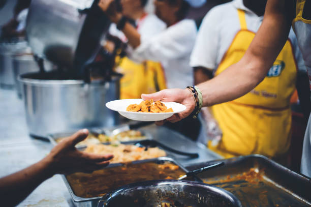 cibo gratis per i senzatetto e gli affamati: concetti di donazione di cibo - senzatetto foto e immagini stock