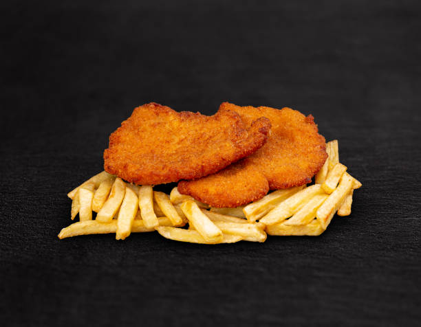 weiner schnitzel with fried potatoes - weiner schnitzel imagens e fotografias de stock