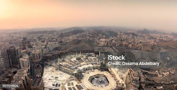 Photo libre de droit de La Mosquée Sainte Et La Ville De La Mecque banque d'images et plus d'images libres de droit de La Mecque - Arabie Saoudite - La Mecque - Arabie Saoudite, Kaaba, Vue aérienne