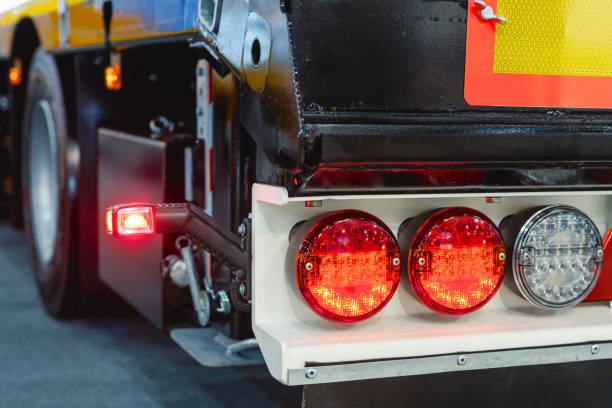 luzes de freio do reboque do carro. equipamento de iluminação moderno para o transporte rodoviário - luz traseira de carro - fotografias e filmes do acervo