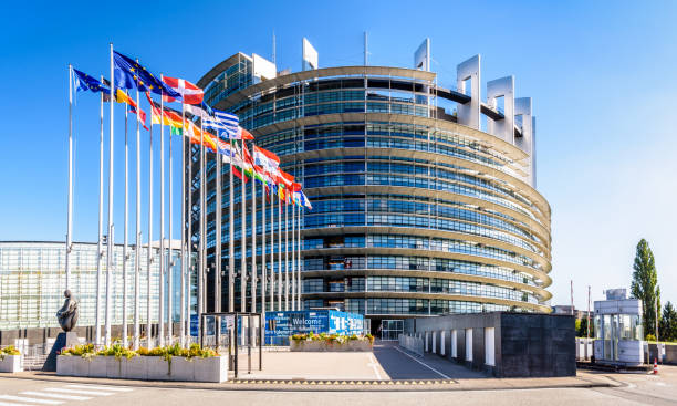 ingresso dell'edificio louise weiss, sede del parlamento europeo a strasburgo, francia. - european union coin european union currency coin front view foto e immagini stock