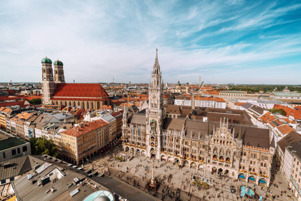 panorámica de la plaza marienplatz con ayuntamiento nuevo y frauenkirche (catedral de nuestra señora). - roof tile vacations urban scene outdoors fotografías e imágenes de stock