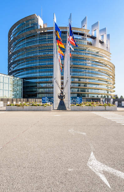 ingresso dell'edificio louise weiss, sede del parlamento europeo a strasburgo, francia. - european union coin european union currency coin front view foto e immagini stock
