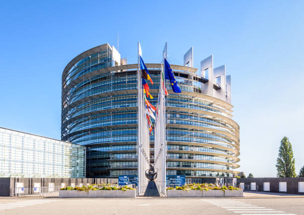 ingresso dell'edificio louise weiss, sede del parlamento europeo a strasburgo, francia. - european union coin european union currency coin front view foto e immagini stock