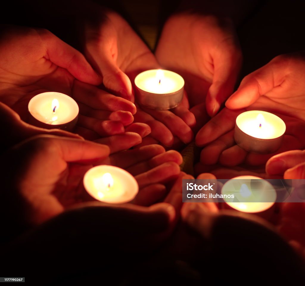Gebed Met Kaarsen In Handen Stockfoto En Meer Beelden Van Kaars - Kaars,  Vasthouden, Bidden - Istock