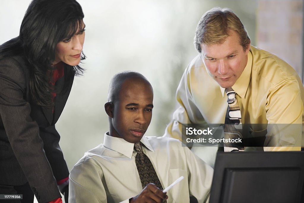 Trzy współpracowników, patrząc na komputerze - Zbiór zdjęć royalty-free (Afroamerykanin)