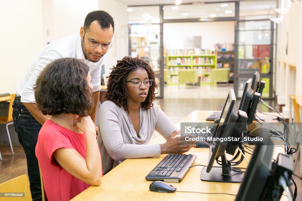 Instructor Trainee Computer Setup Instructor And Trainees Discussing Corporate Software Stock Photo ...