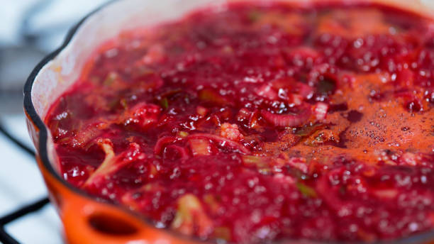 sopa de remolacha y coliflor - remolacha común fotografías e imágenes de stock