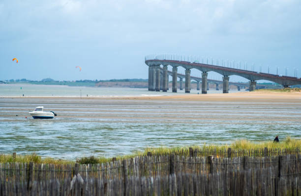 мост на остров иль-де-ре - ile de france фотографии стоковые фото и изображения