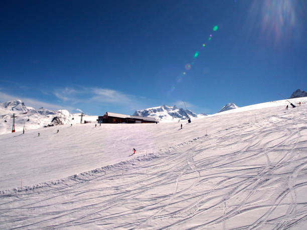 schöne aussicht auf den verschneiten berggipfel am morgen vom klein matterhorn, alpen, alpen in zermatt, schweiz - ski slope overhead cable car snow frost stock-fotos und bilder