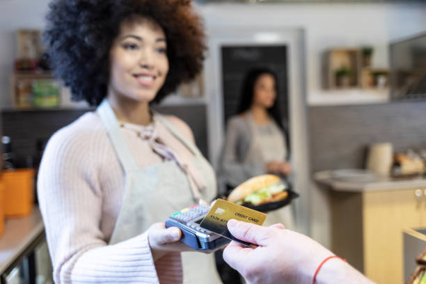 istock Client using credit card in fast food restaurant 1177213902