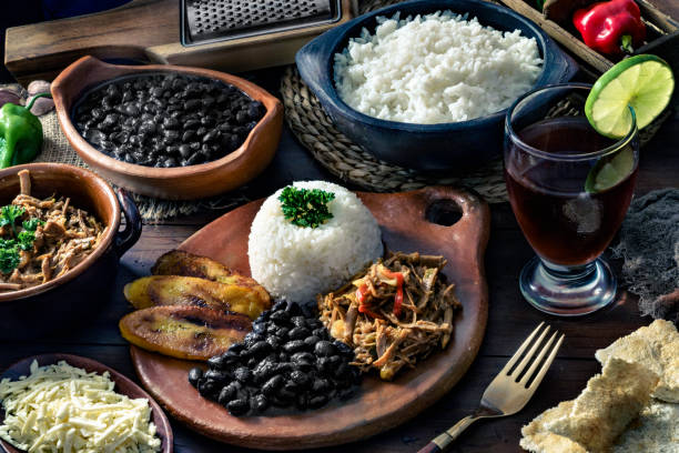 venezuelan traditional food, pabellon criollo with arepas, casabe and papelon with lemon drink - cultura venezolana fotografías e imágenes de stock