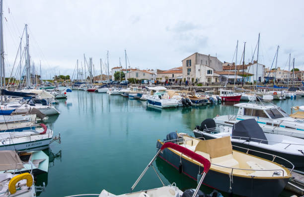 segelboote im hafen von saint martin de re auf der insel ile de re in frankreich - ile de re stock-fotos und bilder