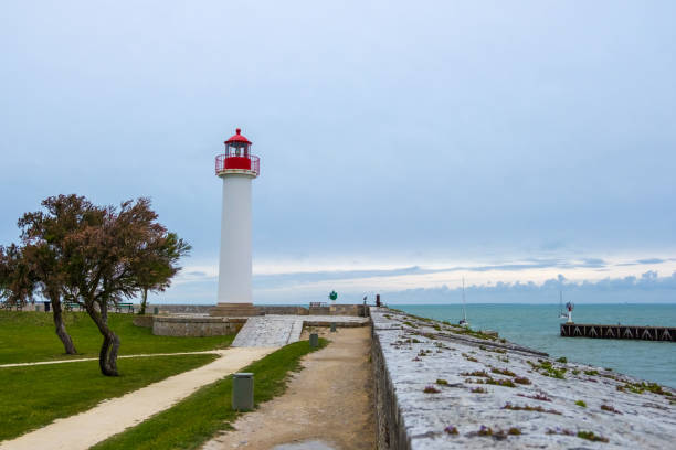 phare de saint-martin-de-re ist ein leuchtturm in saint-martin-de-re an der ile de re - ile de re stock-fotos und bilder