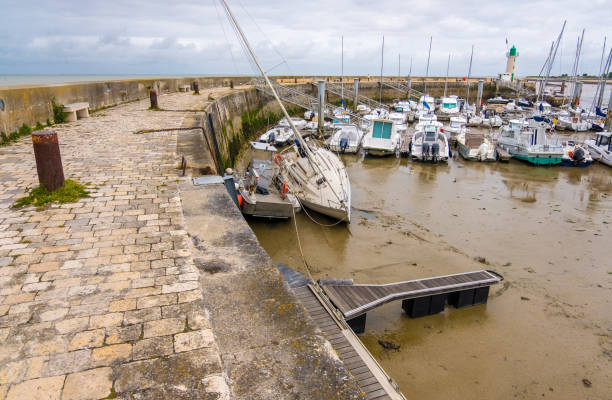 latarnia morska i łodzie w porcie la flotte na wyspie ile de re. jest to jedna z najpiękniejszych wiosek we francji - beacon la mola architecture and buildings travel locations zdjęcia i obrazy z banku zdjęć