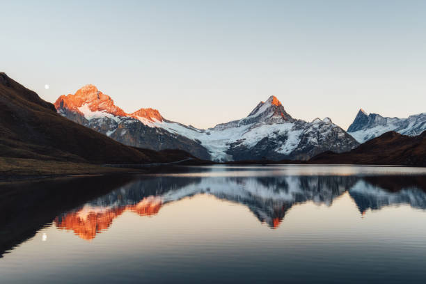 lac bachalpsee dans les alpes suisses - mountain peak switzerland grindelwald bernese oberland photos et images de collection