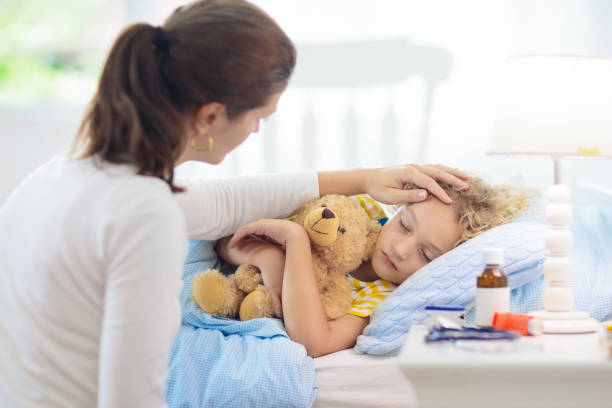 niño enfermo con medicina para el asma. niña enferma. - cough remedy fotografías e imágenes de stock