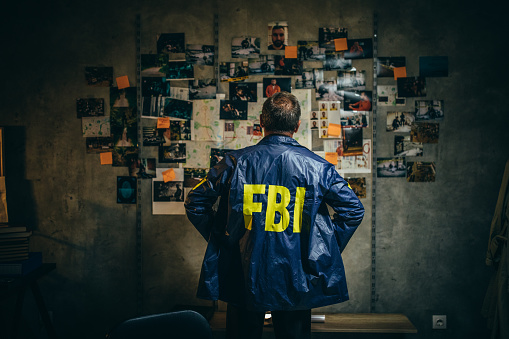 Agente maduro del FBI trabaja solo en un caso photo