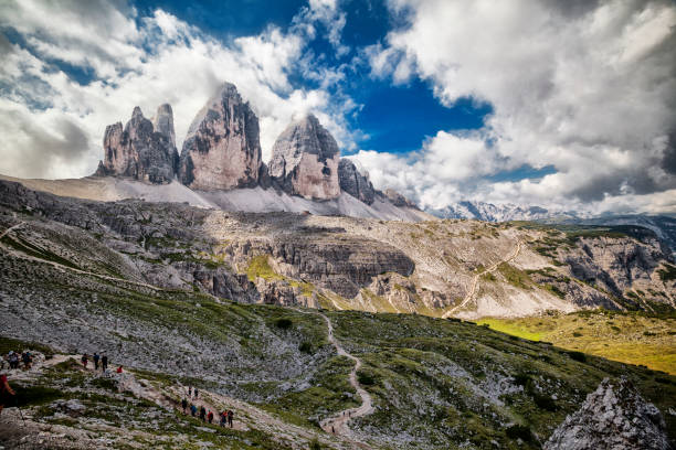 três picos de lavaredo, dolomites, italy - tirol season rock mountain peak - fotografias e filmes do acervo