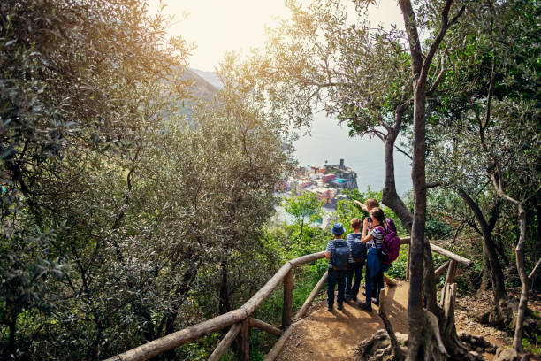 tourist family hiking in cinque terre, italy - sign camera travel hiking imagens e fotografias de stock