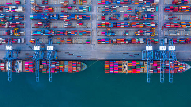 containerschiff wird in einem hafen geladen, luft-top-view-containerschiff. - singapore harbour stock-fotos und bilder