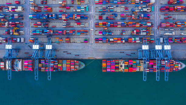 le porte-conteneurs est chargé dans un port, navire porte-conteneurs de vue supérieure aérienne. - singapore harbour photos et images de collection