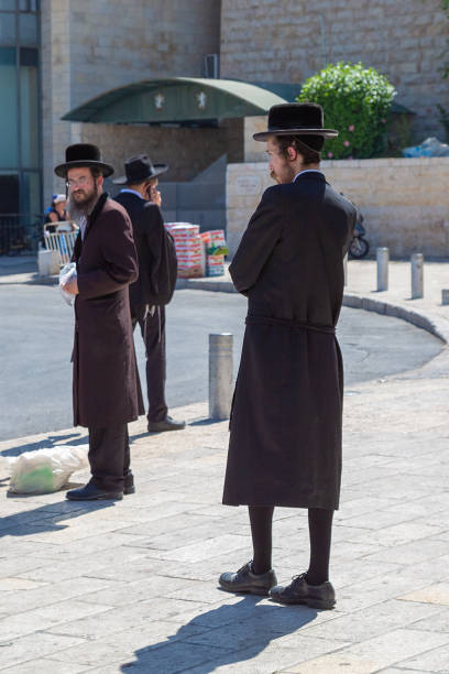 jerusalem, palästina, israel-14. august 2015 - orthodoxe juden in der altstadt.  ein ultraorthodoxer jüdischer oder haridi-mann in traditionellem religiösen gewand, der in der altstadt von jerusalem spazieren geht. - ultra orthodox judaism stock-fotos und bilder