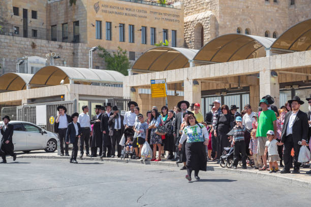 jerusalem, palästina, israel-14. august 2015 - orthodoxe juden in der altstadt.  ein ultraorthodoxer jüdischer oder haridi-mann in traditionellem religiösen gewand, der in der altstadt von jerusalem spazieren geht. - ultra orthodox judaism stock-fotos und bilder