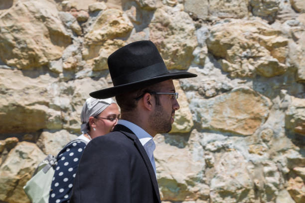 jerusalem, palästina, israel-14. august 2015 - orthodoxe juden in der altstadt.  ein ultraorthodoxer jüdischer oder haridi-mann in traditionellem religiösen gewand, der in der altstadt von jerusalem spazieren geht. - ultra orthodox judaism stock-fotos und bilder