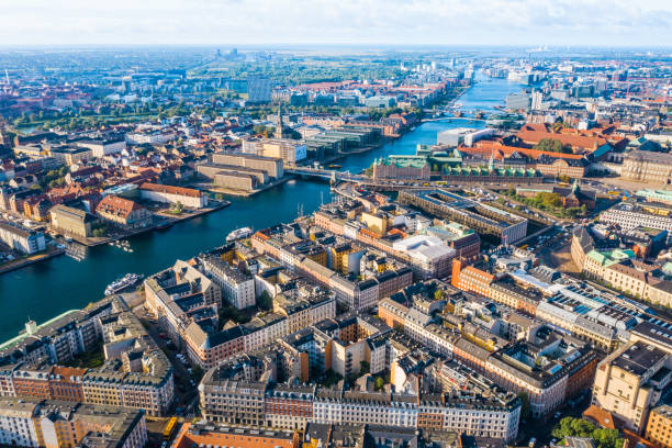 copenaghen, danimarca. new harbour canale e intrattenimento famosa strada. vista di ripresa aerea dall'alto - copenhagen foto e immagini stock