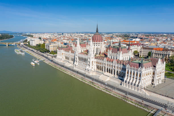 budynek węgierskiego parlamentu w budapeszcie, węgry aerial - budapest chain bridge hungary palace zdjęcia i obrazy z banku zdjęć