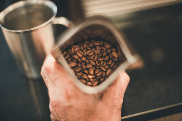 зип замок открыт показать кофе в зернах среднего жаркое для залить процесс (drip) размытие фона с копией пространства селективного фокуса - зип стоковые фото и изображения